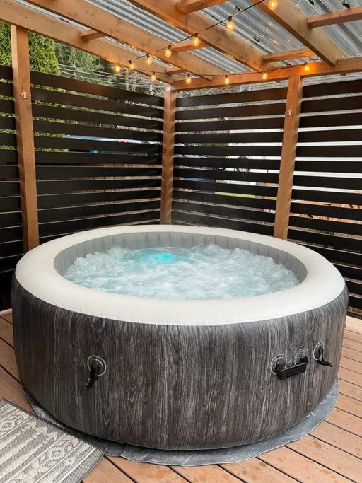 Modern Studio With Soft Tub And Mountain Views - Ratcliffe Guest Suite 邓肯 外观 照片